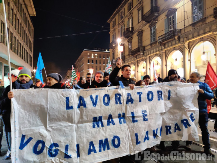 Crisi industriale: una fiaccolata dà il via alla Vertenza Torino