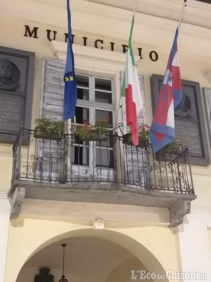 Cavour: chi ha staccato lo stemma dal Municipio?