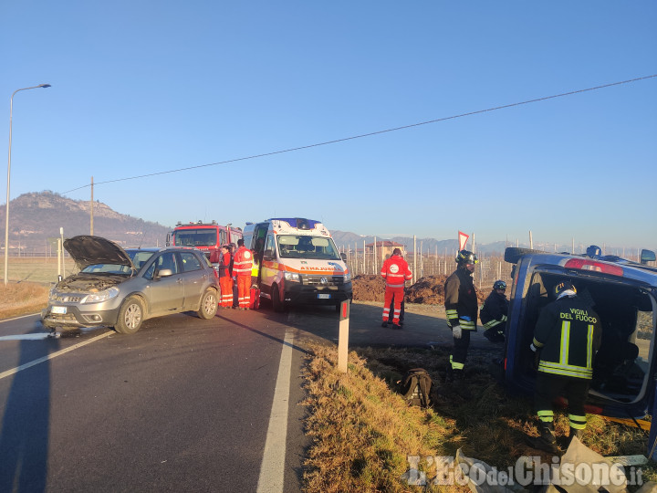 Cavour, scontro fra due auto: traffico bloccato sulla 589
