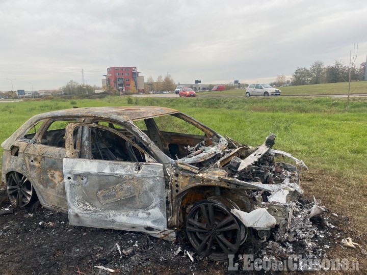 Pinerolo: auto in fiamme dopo lo schianto, paura per tre giovani