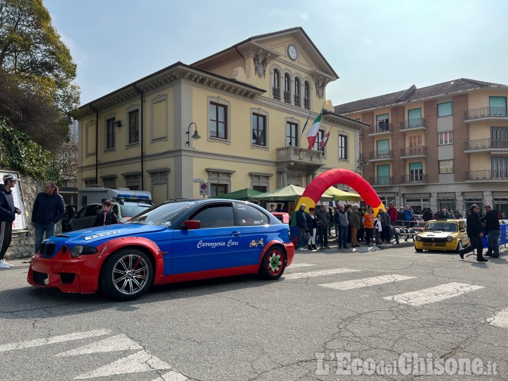 Festa di Motori e solidarietà a Villar Perosa con auto da rally, drift e prototipi, e puoi anche salire a bordo
