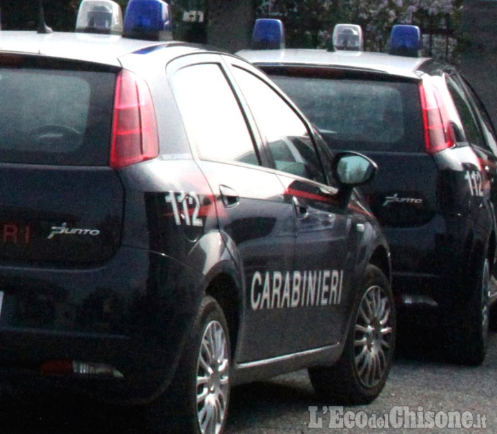 None: intercettati dai carabinieri, fuggono abbandonando il furgone rubato