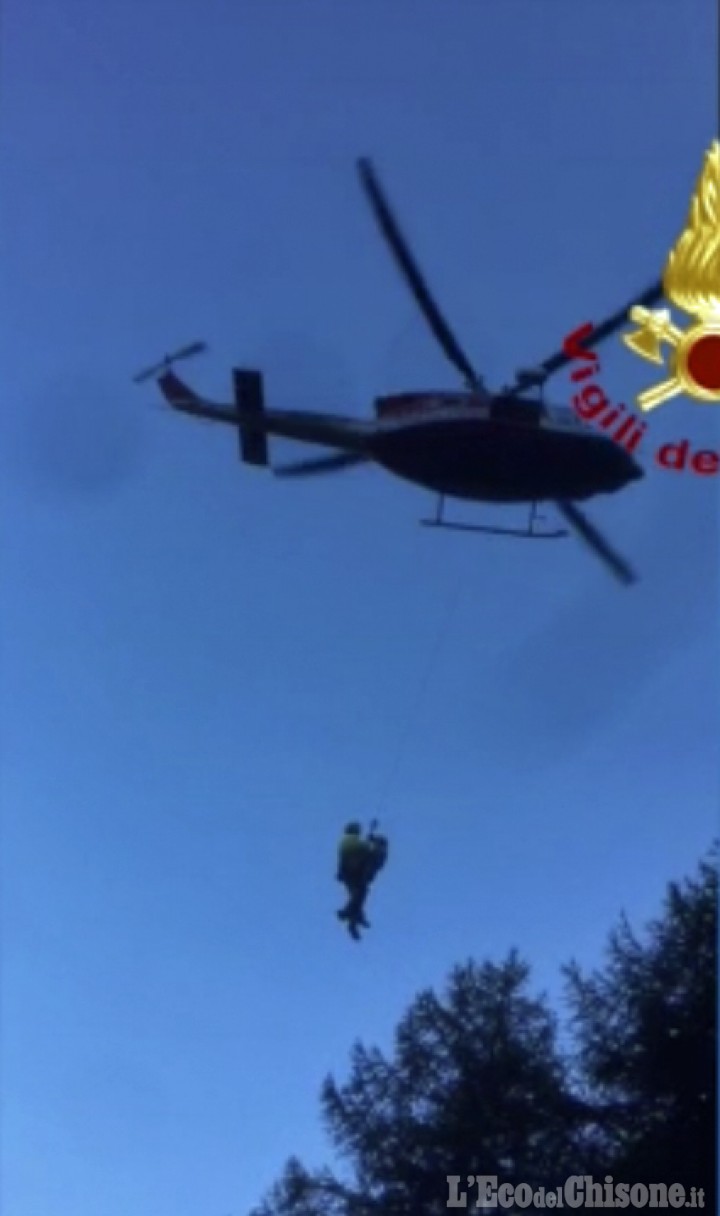 Si perde nei boschi di Prali, recuperato dall'elicottero dei Vigili del fuoco