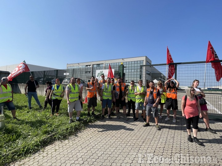 Orbassano: protestano i lavoratori di Afs Service, senza contratto con Amazon chiuderà a fine luglio