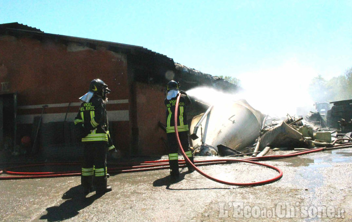 Villafranca: incendio in un&#039;azienda agricola, morti asfissiati 700 maiali