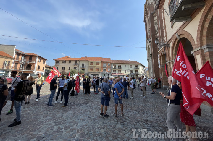 Orbassano: in piazza Umberto I il presidio contro la chiusura di Afs Service