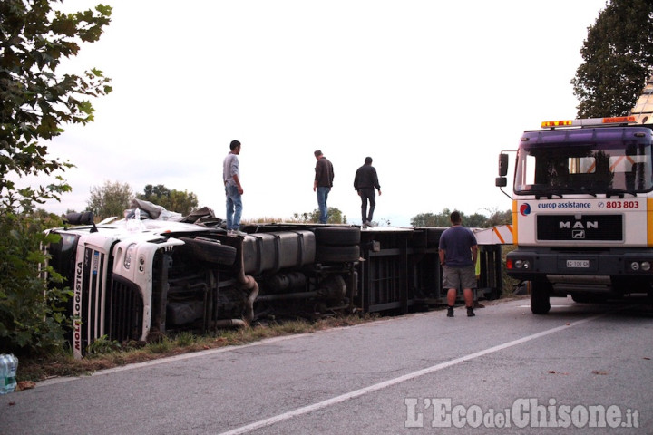 Tir si ribalta ad Airasca: strada regionale 23 chiusa al traffico da ieri sera
