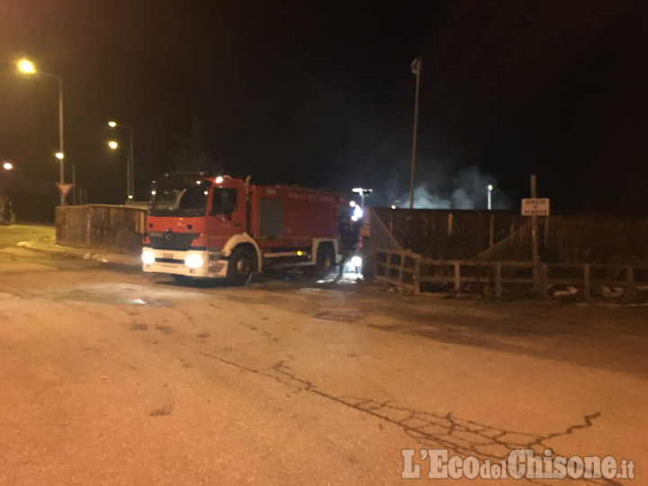 Pragelato: incendio al polo ecologico vicino al distributore di carburanti