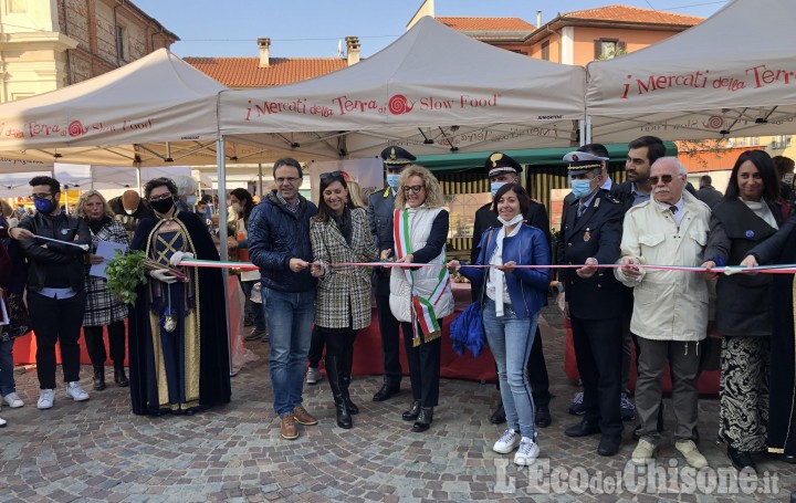 Orbassano: splende il sole sulla Fiera del Sedano rosso, tanti visitatori in centro