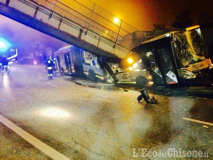 Nichelino: bus 35 fa crollare la passerella di Largo delle Alpi
