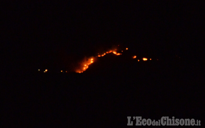 Incendio a Rucas di Bagnolo, ancora alte le fiamme