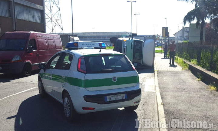 Beinasco: ruba il furgone ma si ribalta poco dopo, ladro in fuga a piedi