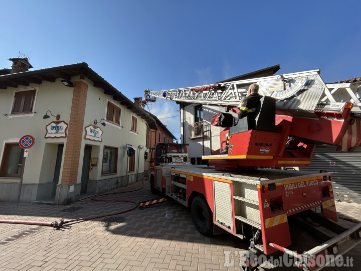 Borgaretto: incendio sul tetto di un’abitazione in via Galilei