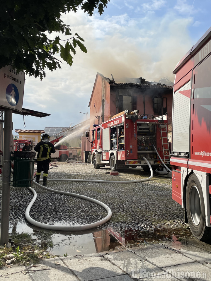Maxi incendio al castello di Piobesi, proseguono le attività dei Vigili del fuoco