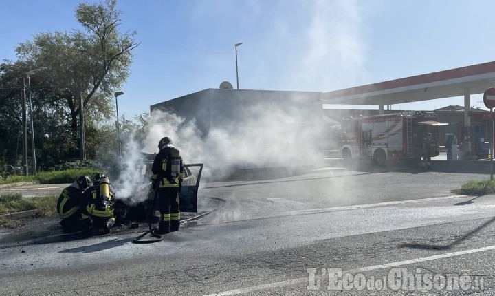 Paura a Frossasco, auto prende fuoco nella stazione di servizio