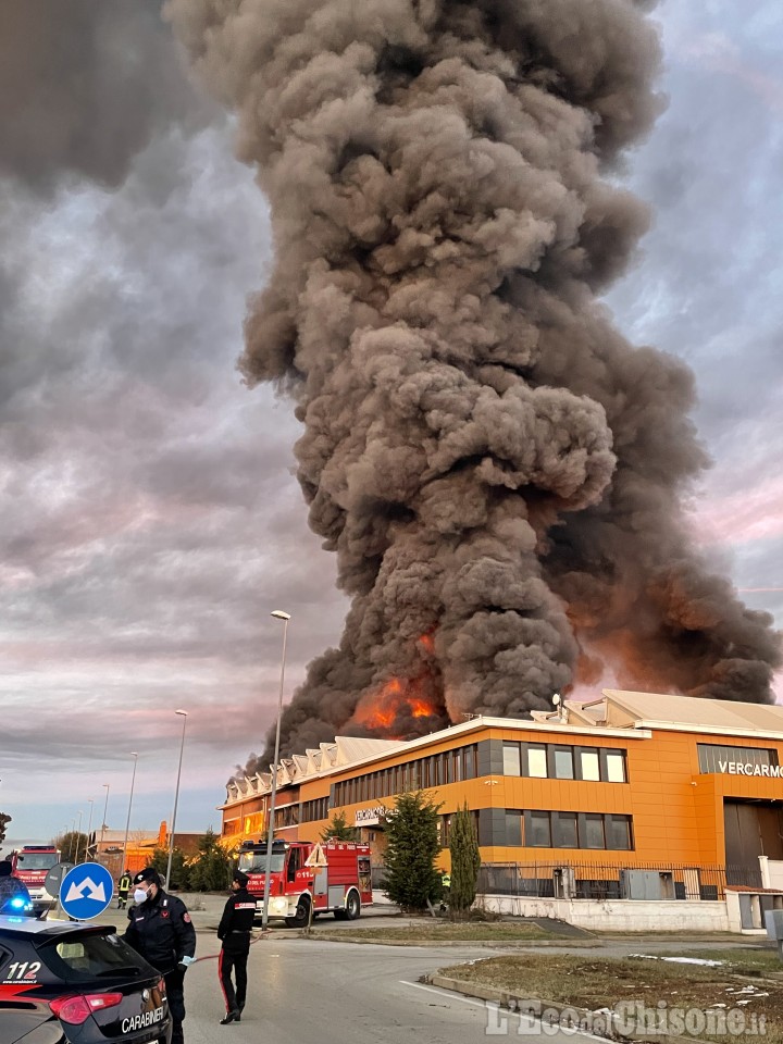 Beinasco: incendio Demap, domani chiuse tre scuole a titolo precauzionale