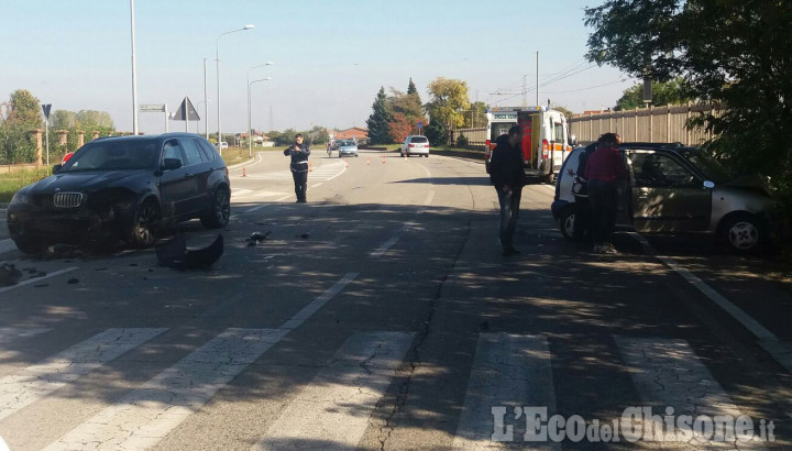 Pinerolo: scontro tra due auto in via Martiri, una donna ferita