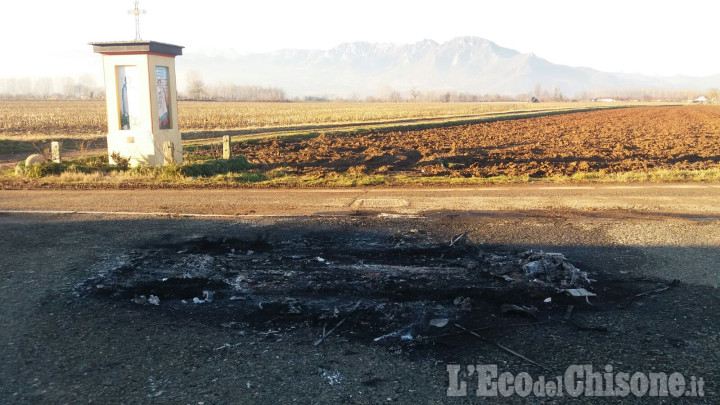 Riva di Pinerolo: rubano l&#039;automobile del parroco e la bruciano vicino al cimitero