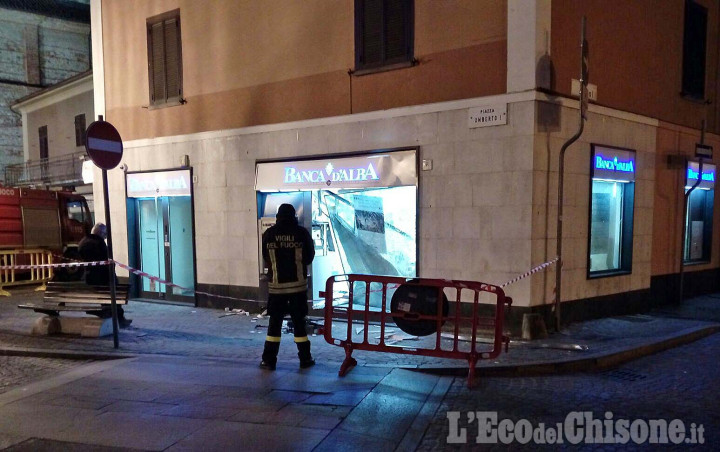 Orbassano: fanno saltare il bancomat con l&#039;acetilene, boato all&#039;alba in pieno centro 