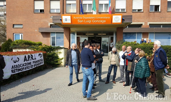 Orbassano: sit-in davanti al san Luigi per salvare il reparto di Oftalmologia