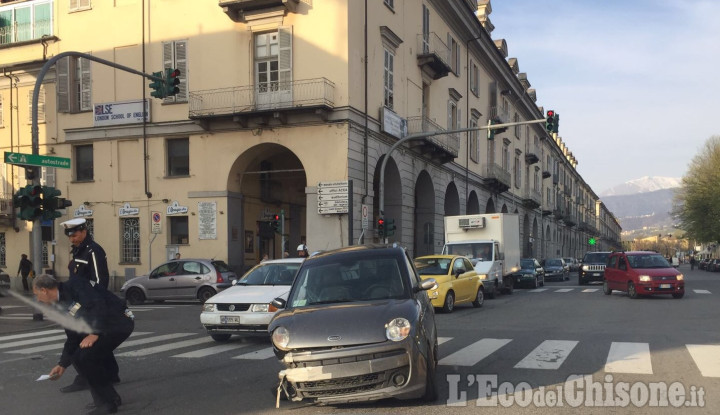 Pinerolo: minicar contro un&#039;Alfa, incidente in corso Torino