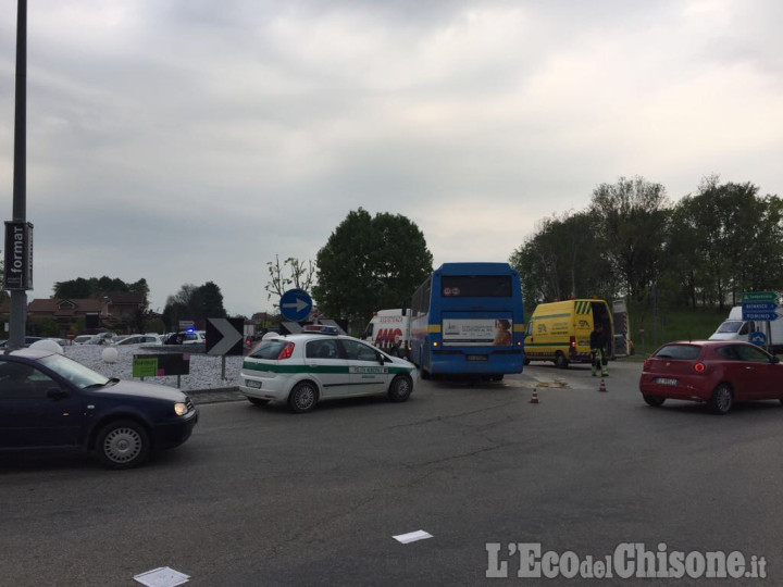 Orbassano: bus perde olio, cade motociclista sulla Circonvallazione