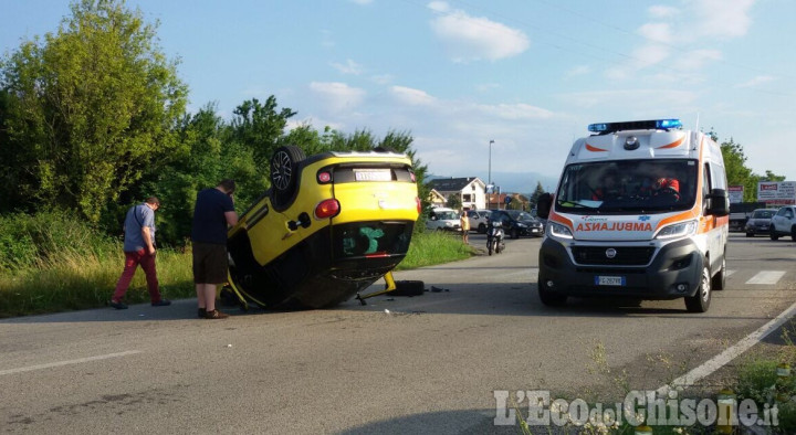 Orbassano: incidente alla rotonda, auto cappotta sulla Circonvallazione