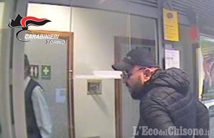 Lombriasco: rapinatori in banca ignorati dalla cassiera, due arrestati