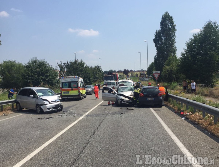 Rivalta: carambola fra auto, tre feriti sulla bretella di frazione Pasta