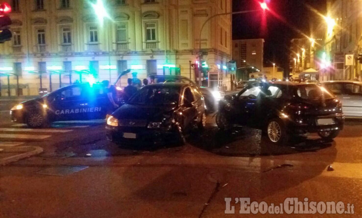 Pinerolo: scontro fra auto all&#039;incrocio di corso Torino