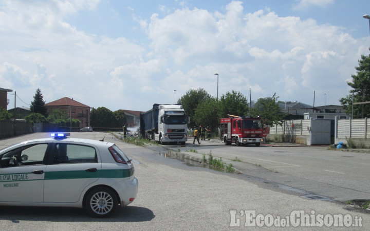 Nichelino: camion di rifiuti pericolosi in fiamme