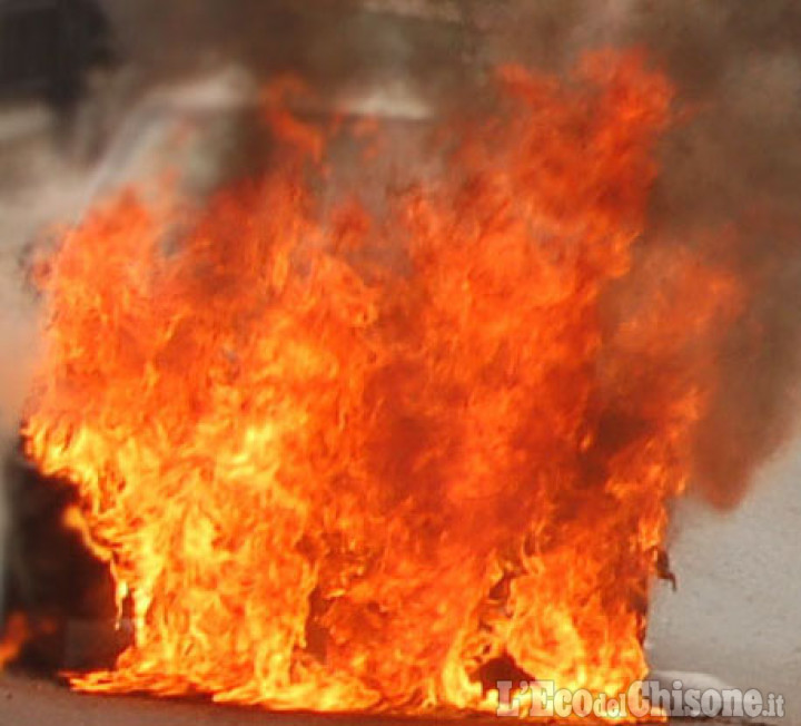 Pinerolo: in fiamme l&#039;automobile del nuovo direttore del Carrefour