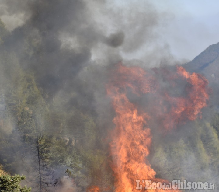 L&#039;incendio della Val Chisone si espande verso Perosa Argentina