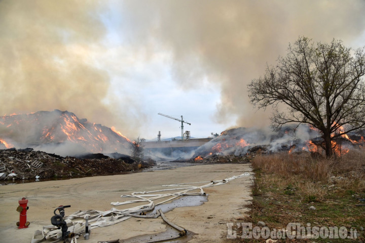 Frossasco incendio ex Annovati: Centro operativo e uffici comunali aperti nel fine settimana per gestire l&#039;emergenza
