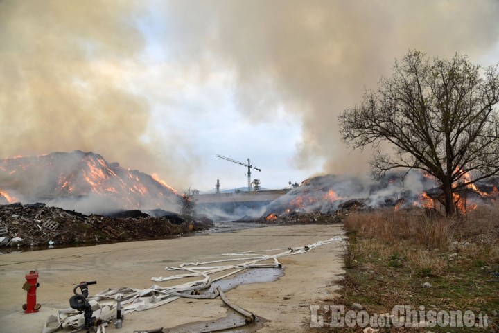 Frossasco, incendio all&#039;ex Annovati: questa mattina i sindaci di Piscina e della Val Noce incontrano l&#039;Arpa 