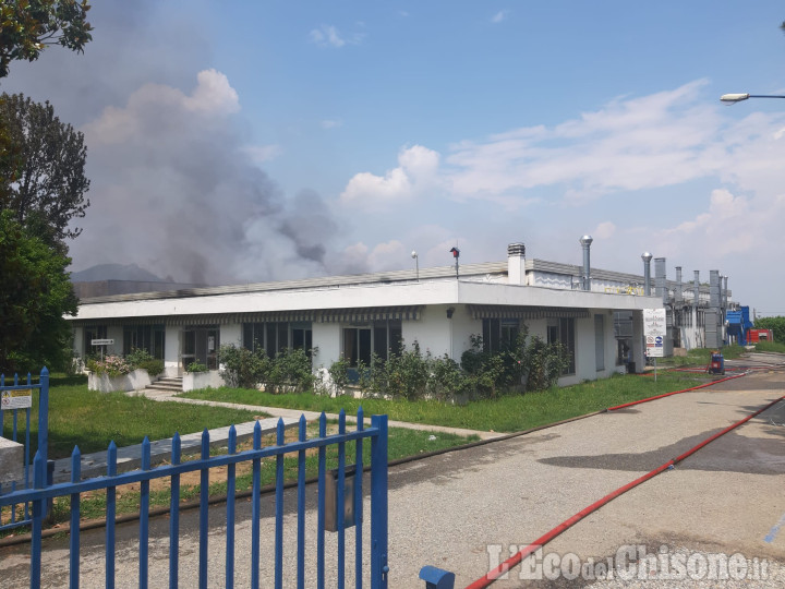 Incendio a Roletto: Arpa Piemonte sta proseguendo con i controlli per la ricaduta dei fumi