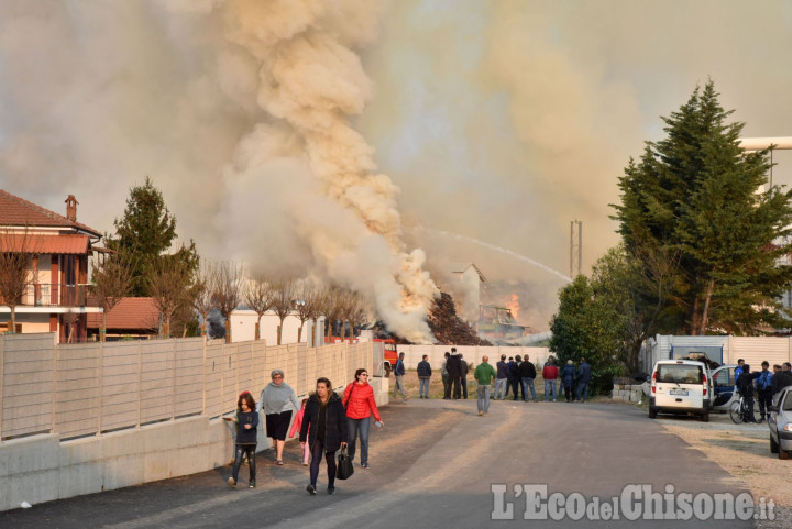 Incendio ex Annovati di Frossasco: «Per spegnerlo ci vorranno molti giorni ma la situazione è sotto controllo costante»