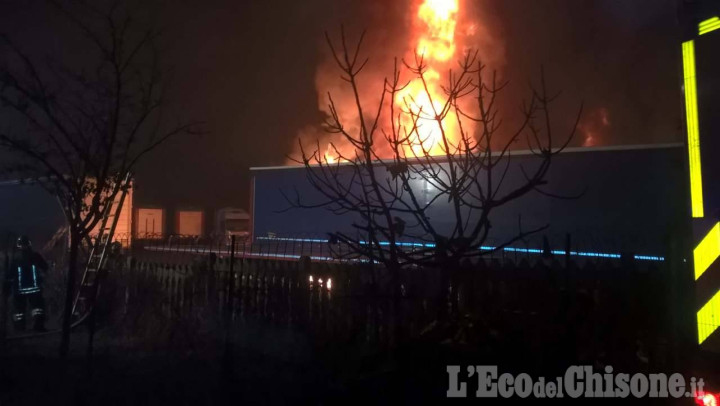 Nella notte rogo distrugge deposito di camion al confine tra Nichelino e Moncalieri