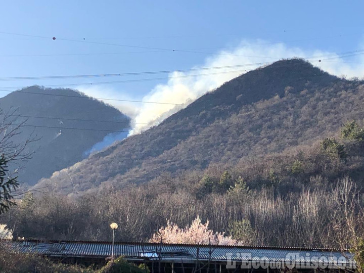 Trana/Sangano: nella notte hanno ripreso forza le fiamme. Canadair in azione