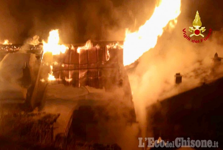 Incendio nella notte a Sauze di Cesana: serie di baite in fiamme a Bessé