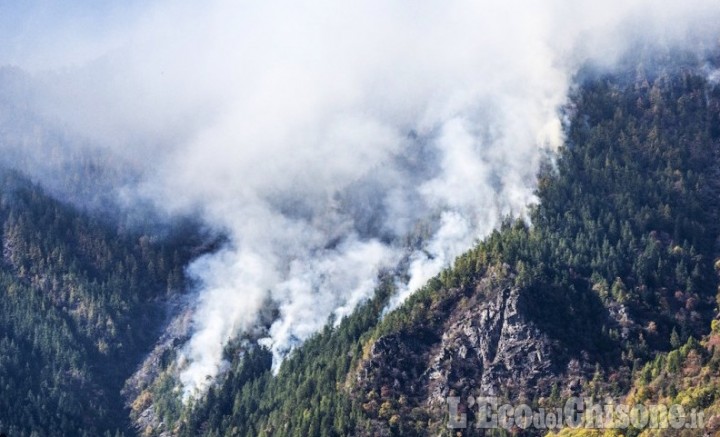 Incendio in Val Chisone: situazione migliorata ma si teme il vento
