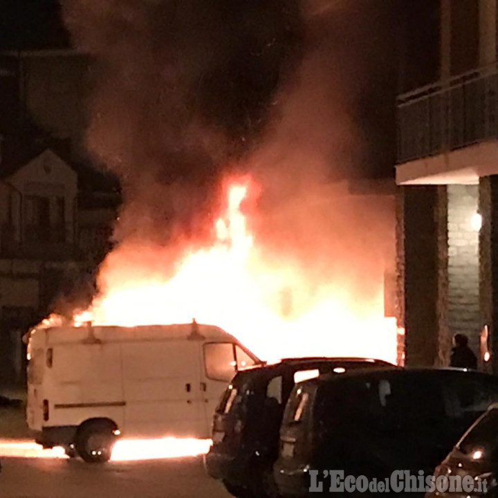 Villar Perosa: tre auto e un furgone in fiamme in via Roma