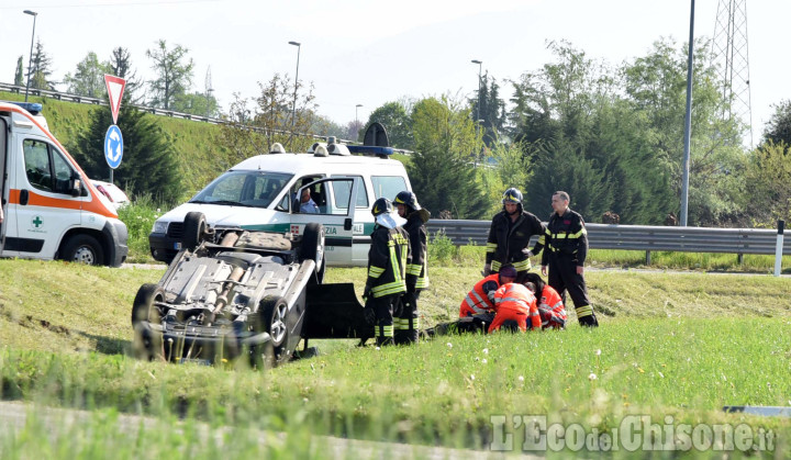 Pinerolo: auto cappotta nei pressi della rotonda &quot;Bianciotto&quot;