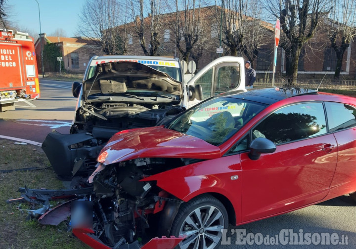 Pinerolo: scontro tra auto e furgone, quattro feriti in via Martinat