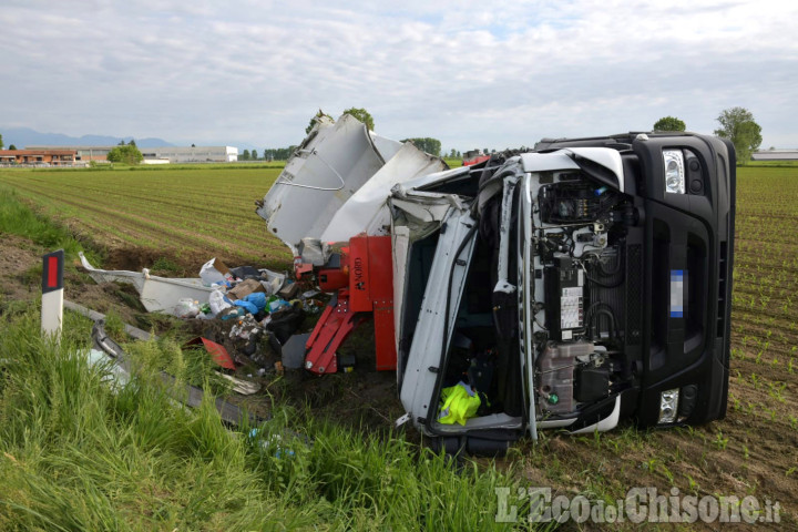 Barge: camion di raccolta rifiuti si ribalta sulla Provinciale in frazione Crocera