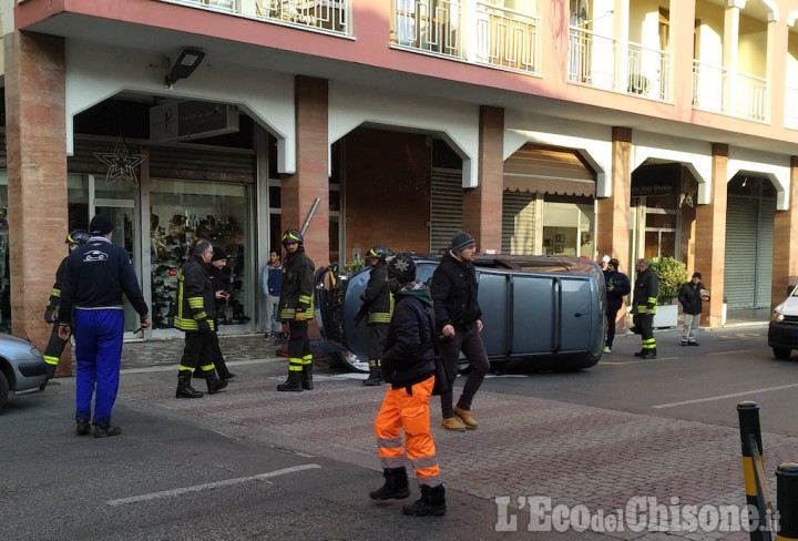 Giaveno: auto si ribalta in centro città, un ferito