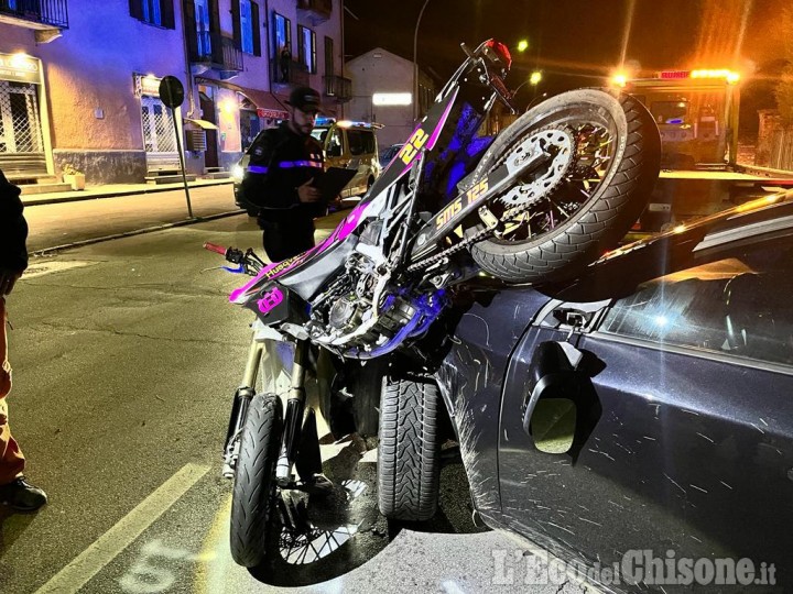 Pinerolo: scontro tra auto e motocicletta, ferito un ragazzo nell'incidente. 