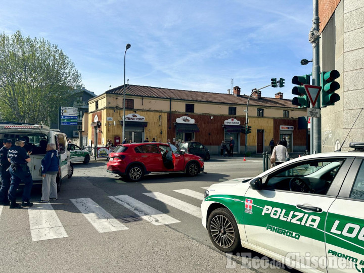 Pinerolo: incidente tra due auto all'incrocio tra corso Bosio e corso Torino