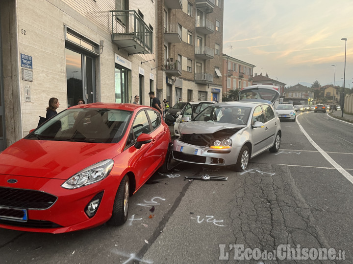 Pinerolo: auto sbanda in via Martiri, coinvolte altre macchine parcheggiate 