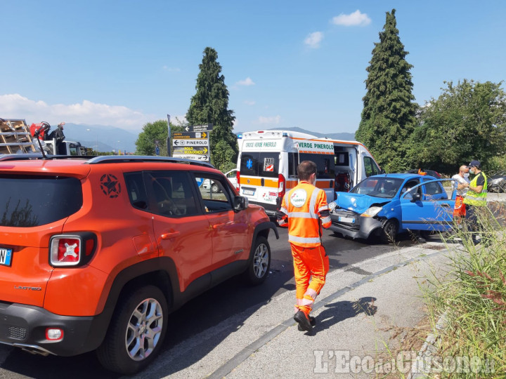 Pinerolo: anziano contromano nella rotonda di Bianciotto, ferito lievemente